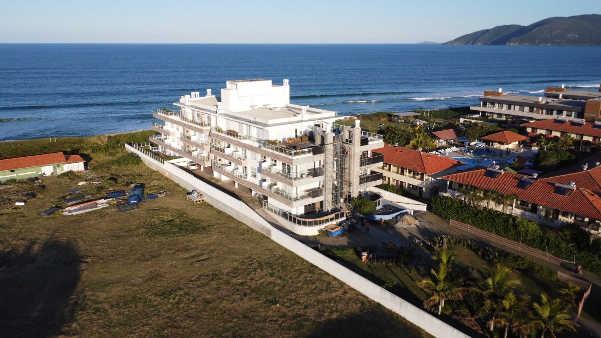 Edifício residencial à beira-mar atendido pela Engetec em Santa Catarina